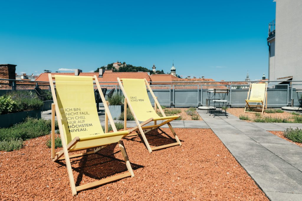 Dachterrasse mit Blick auf den Schloßberg